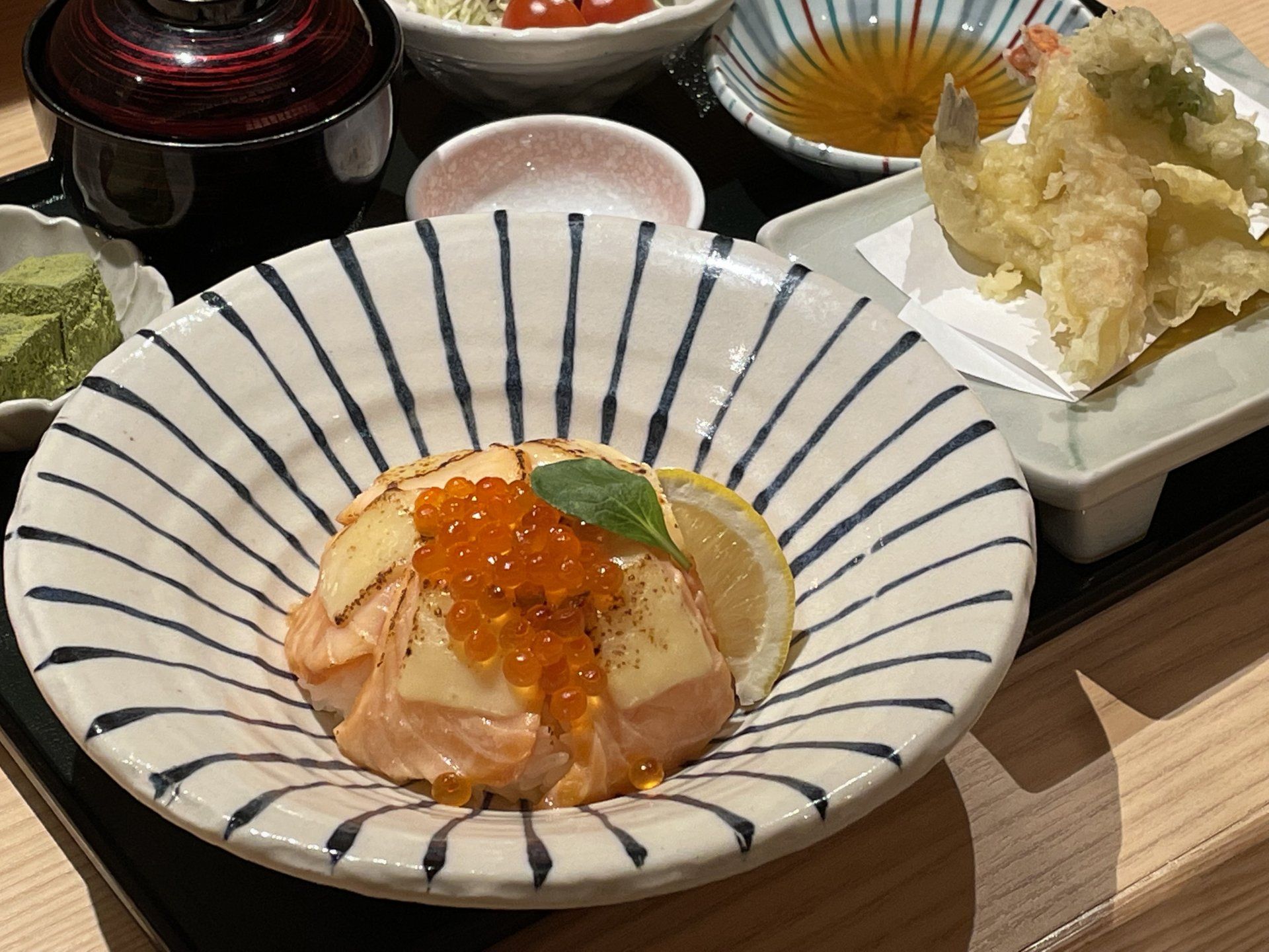 女性に大人気のサーモン丼！新登場！！